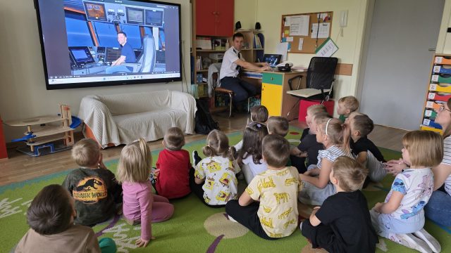 Dzieci oglądają film.