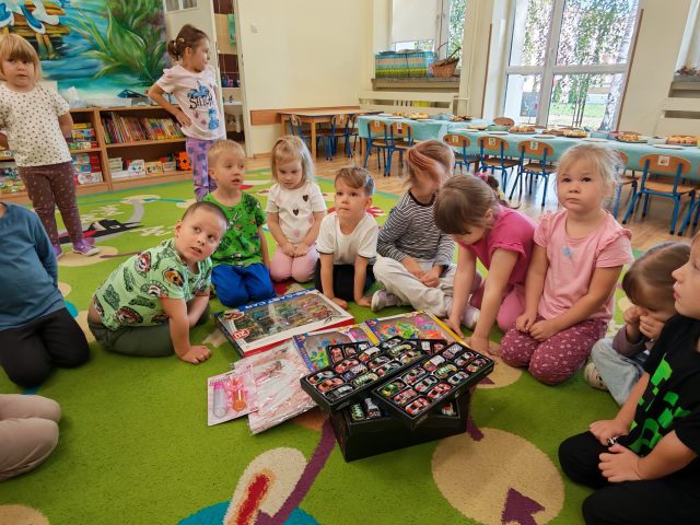 Wspólne otwieranie prezentów.